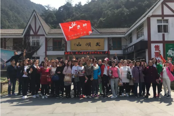 【踏春徒步】挑战大明山高空栈道，赏龙门飞渡|穿越万米岩洞【公司团建单日计划】