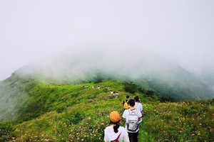 「花开搁船尖」5.3 搁船尖环线，穿越十门九不关，登顶搁船尖，攻占光明顶，瀑布成群，花开正当时