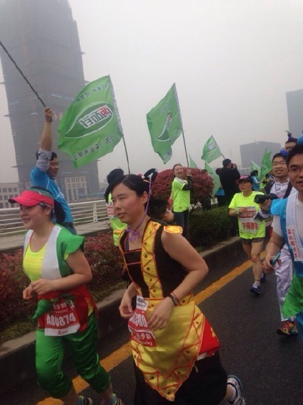 参赛者们奇装异服