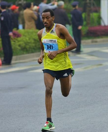 以59分51秒破纪录的塞俄比亚的9号选手“黑旋风”