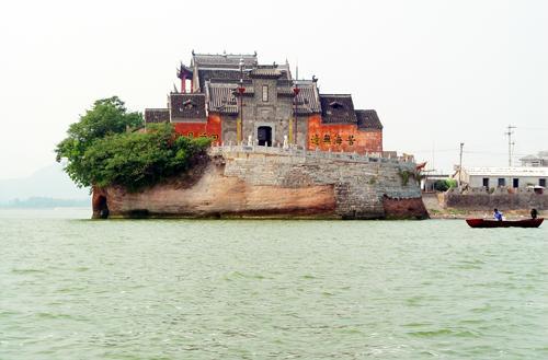 巢湖十一将举办荧光比基尼马拉松赛