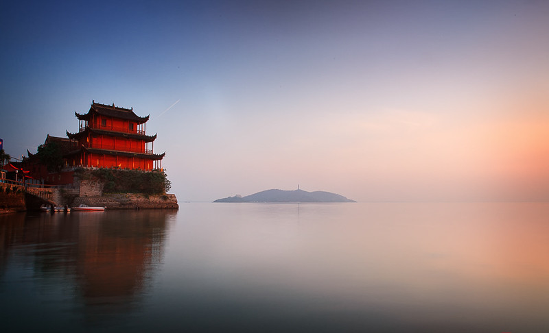 巢湖十一将举办荧光比基尼马拉松赛