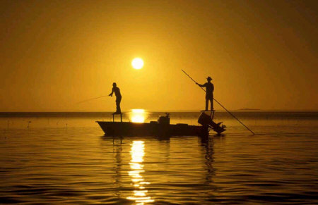 巢湖十一将举办荧光比基尼马拉松赛