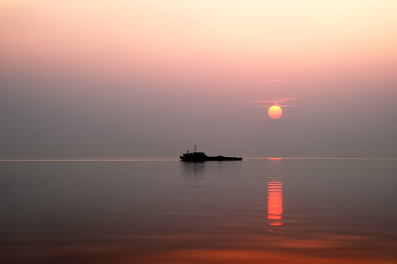 巢湖十一将举办荧光比基尼马拉松赛