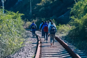  京门铁路 北京户外徒步｜徒步百年铁路-探秘韭园溶洞｜体验后现代的“荒废美”10公里徒步适合新人体验