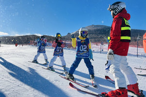 冰雪冠军营【七山滑雪5天4晚单飞营】 | 和国家队同吃同住 ！雪好人少不排队，每天任性滑够5h+