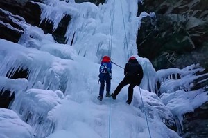 【宣战极寒】2.7/8/9/10/11/12/13/28/3.1冰瀑攀冰·专业教练·挑战自我·冰上运动·冰面火锅