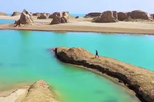 西北秘境 水上雅丹