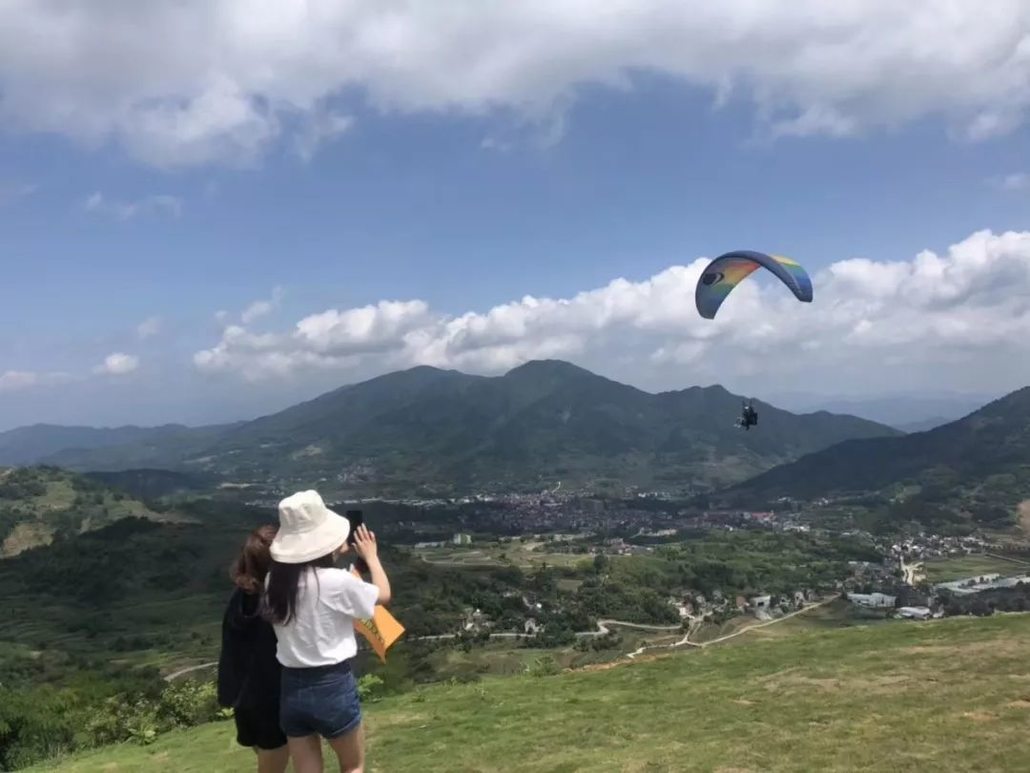 滑翔伞1人即可出发平淡的生活太无趣试试潇洒点去大胆飞翔全程视频