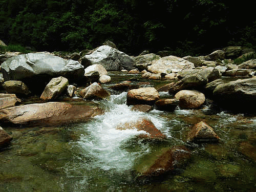 这里溪水淙淙,峡谷间水潭密布