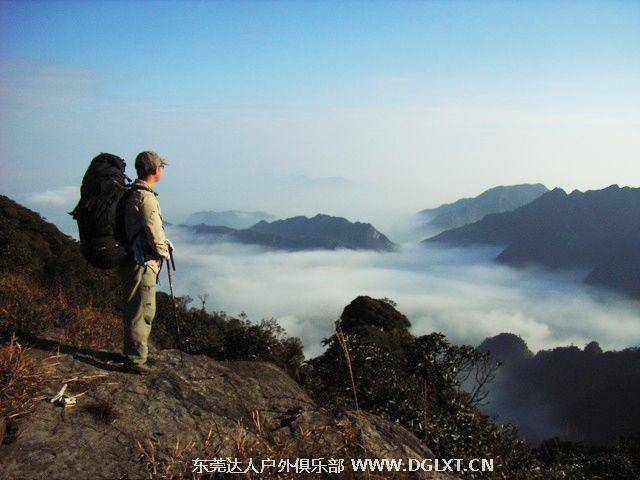 我们可以穿越丛林到达顶峰,登高远眺从山顶可以饱览山下优美的田园