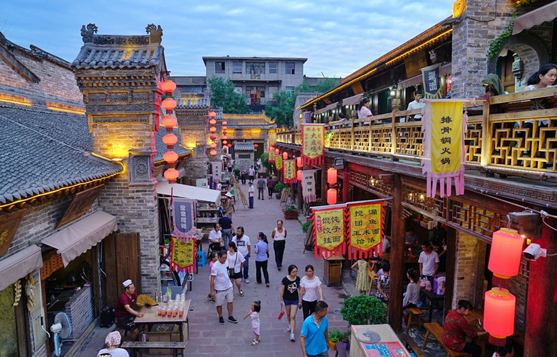 恢复了旧时市井生活的热闹繁荣景象.