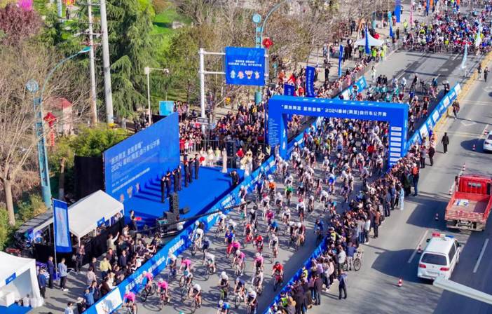 图为自行车公开赛比赛现场。 周至县文化和旅游体育局供图 图为自行车公开赛比赛现场。 周至县文化和旅游体育局供图