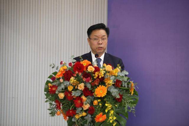 陕西省体育局副局长徐鹏宣读通知文件