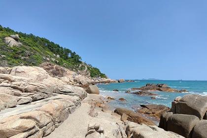 咸台港特价，行摄原始海岸线，漫步超长细海滩、攀爬礁石，听海拾贝，人少，干净、水清、沙幼，小众而原始！