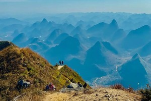 清明假期！登山88元【阳山莫六公】登顶瞰清远山脊：喀斯特大草坡峰丛