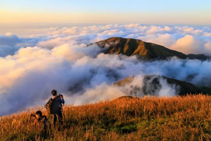 每周五出发299元〖江西武功山〗山脊线草木界：看日落云海星河，行走云端草甸2日汽车团