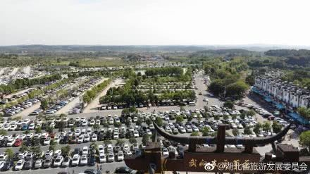 湖北多个景区游客爆满 连发红色预警信息