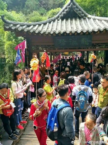 湖北多个景区游客爆满 连发红色预警信息