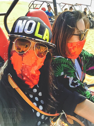 '超级帅的车车。去腾格里沙漠一定要坐这种越野车穿越沙漠边缘。有点风，沙子很烫。开始自拍模式_腾格里沙漠'的评论图片