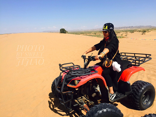 '超级帅的车车。去腾格里沙漠一定要坐这种越野车穿越沙漠边缘。有点风，沙子很烫。开始自拍模式_腾格里沙漠'的评论图片