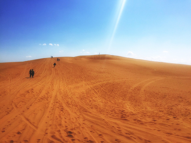 '超级帅的车车。去腾格里沙漠一定要坐这种越野车穿越沙漠边缘。有点风，沙子很烫。开始自拍模式_腾格里沙漠'的评论图片