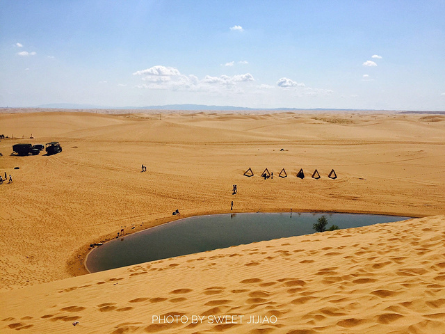 '超级帅的车车。去腾格里沙漠一定要坐这种越野车穿越沙漠边缘。有点风，沙子很烫。开始自拍模式_腾格里沙漠'的评论图片