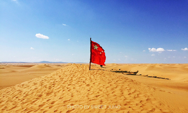 '超级帅的车车。去腾格里沙漠一定要坐这种越野车穿越沙漠边缘。有点风，沙子很烫。开始自拍模式_腾格里沙漠'的评论图片