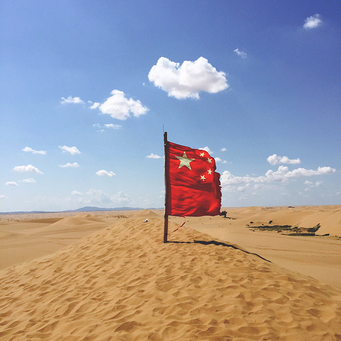 '超级帅的车车。去腾格里沙漠一定要坐这种越野车穿越沙漠边缘。有点风，沙子很烫。开始自拍模式_腾格里沙漠'的评论图片