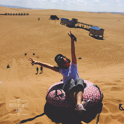 '超级帅的车车。去腾格里沙漠一定要坐这种越野车穿越沙漠边缘。有点风，沙子很烫。开始自拍模式_腾格里沙漠'的评论图片