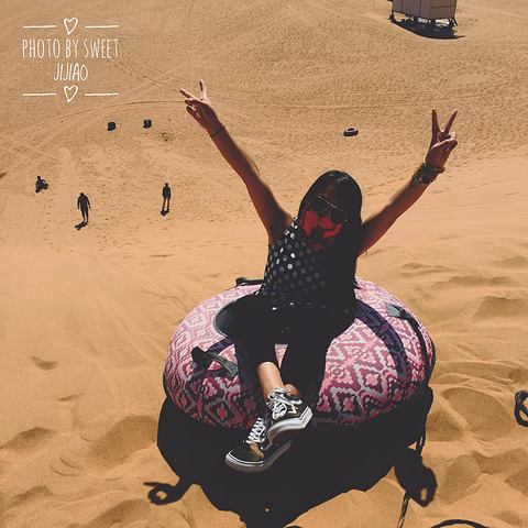 '超级帅的车车。去腾格里沙漠一定要坐这种越野车穿越沙漠边缘。有点风，沙子很烫。开始自拍模式_腾格里沙漠'的评论图片