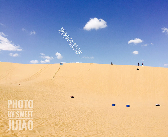 '超级帅的车车。去腾格里沙漠一定要坐这种越野车穿越沙漠边缘。有点风，沙子很烫。开始自拍模式_腾格里沙漠'的评论图片