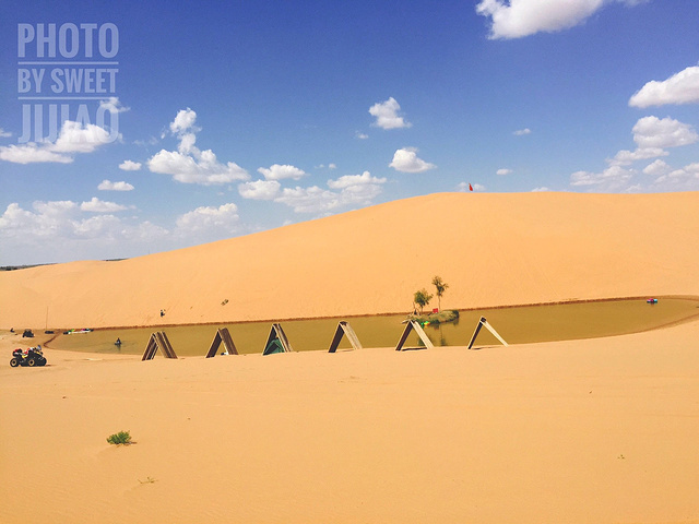 '超级帅的车车。去腾格里沙漠一定要坐这种越野车穿越沙漠边缘。有点风，沙子很烫。开始自拍模式_腾格里沙漠'的评论图片