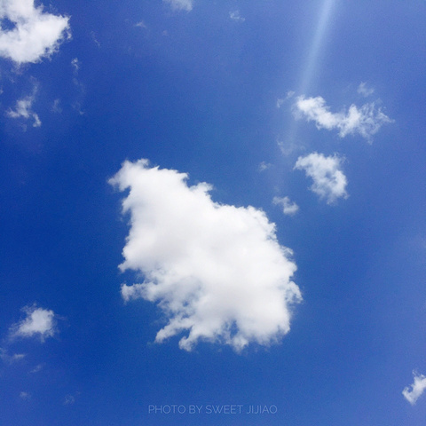 '超级帅的车车。去腾格里沙漠一定要坐这种越野车穿越沙漠边缘。有点风，沙子很烫。开始自拍模式_腾格里沙漠'的评论图片