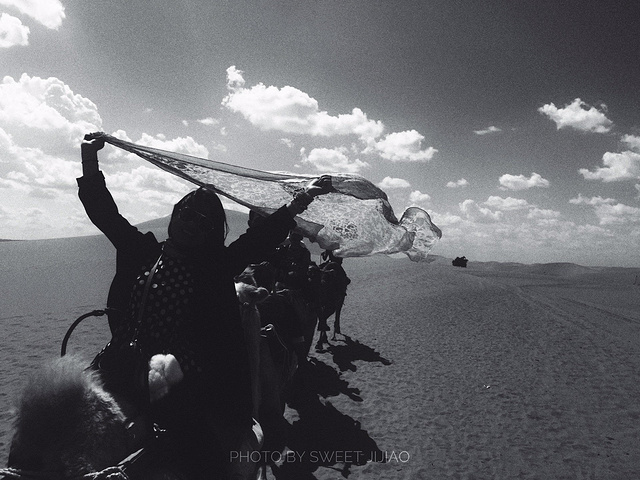 '超级帅的车车。去腾格里沙漠一定要坐这种越野车穿越沙漠边缘。有点风，沙子很烫。开始自拍模式_腾格里沙漠'的评论图片