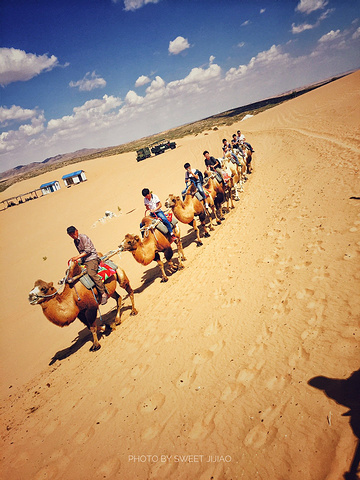 '超级帅的车车。去腾格里沙漠一定要坐这种越野车穿越沙漠边缘。有点风，沙子很烫。开始自拍模式_腾格里沙漠'的评论图片