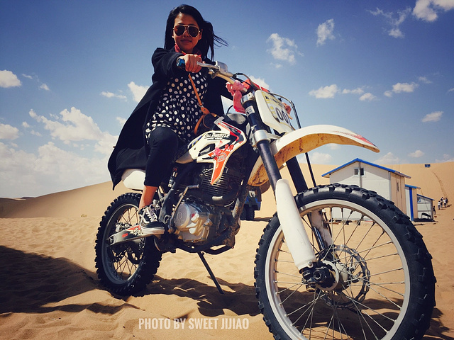 '超级帅的车车。去腾格里沙漠一定要坐这种越野车穿越沙漠边缘。有点风，沙子很烫。开始自拍模式_腾格里沙漠'的评论图片