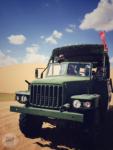 '超级帅的车车。去腾格里沙漠一定要坐这种越野车穿越沙漠边缘。有点风，沙子很烫。开始自拍模式_腾格里沙漠'的评论图片