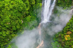 动车【靖西德天瀑布3天】每周五：打卡德天跨国瀑布，探秘通灵大峡谷、行摄山清水秀的鹅泉、逛锦绣古镇体验篝火晚会