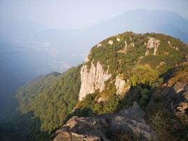二齐云山南麓峰