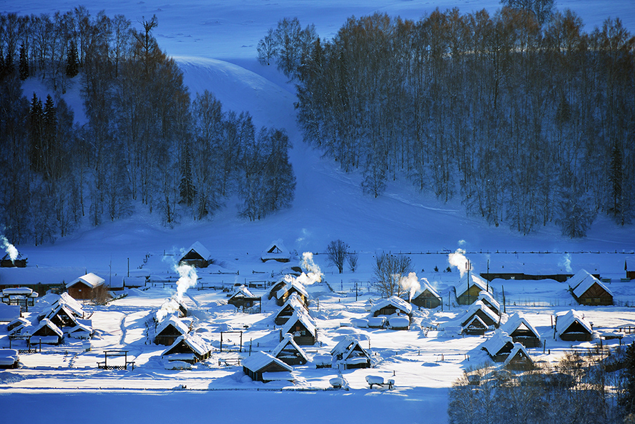 白雪皑皑的群山,银装素裹的白桦树林,静谧安详的图瓦村落,冬天的禾木