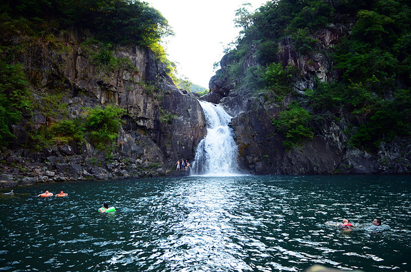 突然的瀑布和水潭