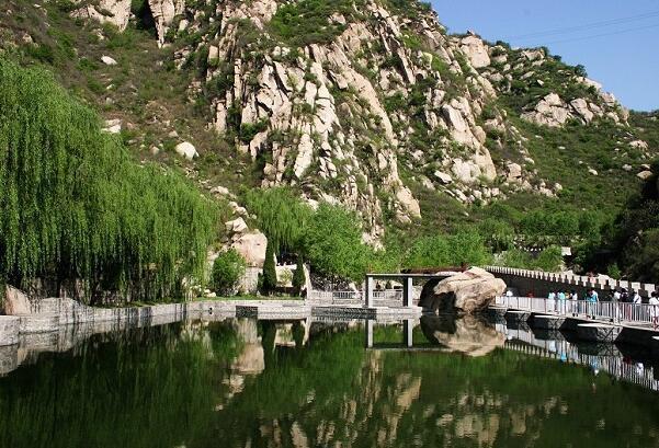 两山壁立,一水中流:碓臼峪自然风景区