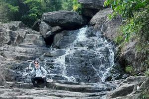  徒步栲栳山，山间小溪遍布脚下，感受夏日凉爽和杨梅芳香