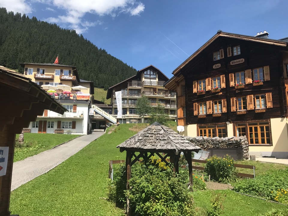 D9B95886-CFF6-452B-91BD-BC5EE9235256