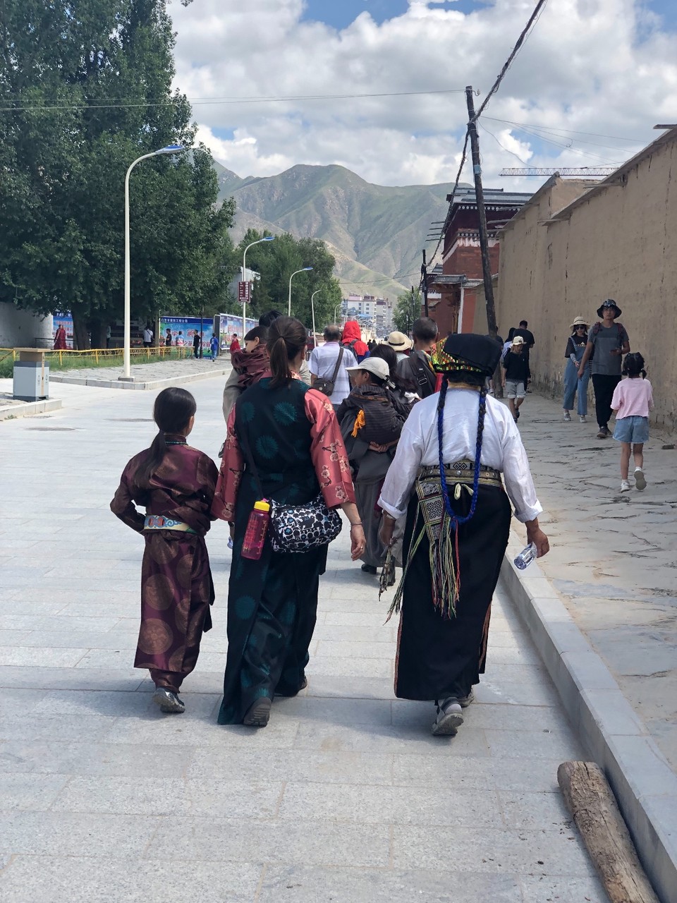 D8B9BE4F-113A-4B6E-8326-9E81105CDEEF