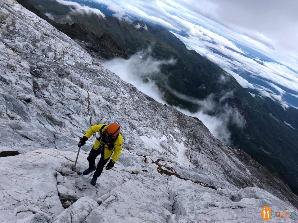 5CF83044-1A21-41F3-B5E6-57B8B3F8C1DB