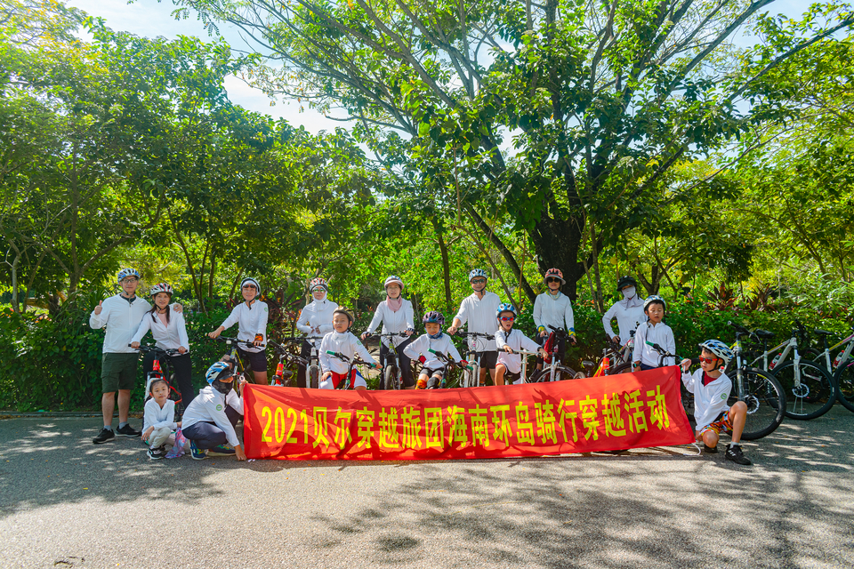 海南骑行横幅集体照