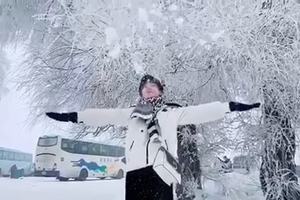 雾凇下的小女孩