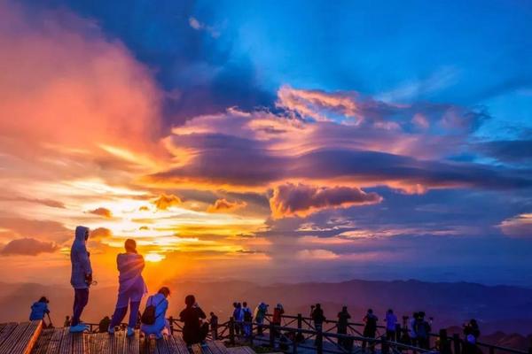 【中秋活动】9.19-9.20武功山｜云端草甸，看星空日出日落，赶一场最负盛名的徒步穿越！